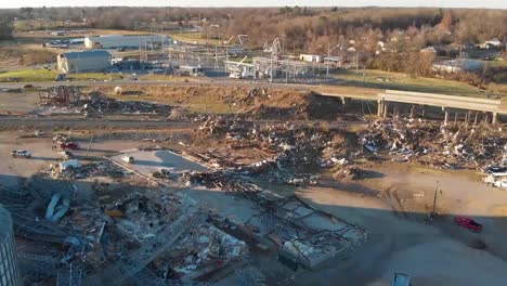 Schockierende-Luftaufnahmen-über-Schäden-Entlang-Einer-Autobahn-Und-Einer-Eisenbahnstrecke-In-Der-Stadt-Mayfield,-Kentucky,-Nach-Einem-Verheerenden-Tornado
