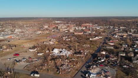 Luftaufnahme-Von-Tornadoschäden-Und-Der-Zerstörung-Der-Stadt-Mayfield,-Kentucky