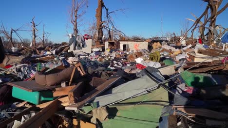 Nach-Dem-Tornado-In-Mayfield,-Kentucky,-Ist-Nichts-Von-Häusern-Und-Nachbarschaften-übrig-Geblieben