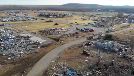 Luftaufnahme-Von-Tornadoschäden-Und-Der-Schockierenden-Zerstörung-Einer-Fabrik-In-Der-Stadt-Dawson-Springs,-Kentucky