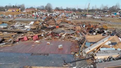 Luftaufnahme-Von-Tornadoschäden-Und-Der-Schockierenden-Zerstörung-Einer-Fabrik-In-Der-Stadt-Dawson-Springs,-Kentucky