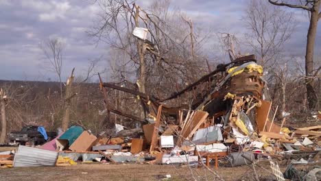 Casas-Y-Vecindarios-Son-Destruidos-Tras-El-Devastador-Tornado-En-Mayfield,-Kentucky