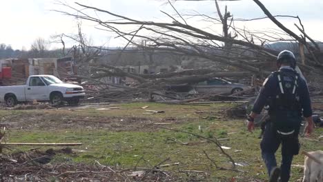 Los-Trabajadores-De-Búsqueda-Y-Rescate-De-Emergencia-Usan-Perros-De-Cadáveres-Para-Buscar-Escombros-De-Dawson-Springs-Después-De-Que-Fue-Destruido-Durante-Un-Tornado-Masivo-En-Kentucky