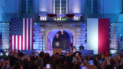 Präsident-Joe-Biden-Besucht-Warschau,-Polen-Und-Spricht-Zur-Unterstützung-Der-Ukraine-Im-Krieg-Gegen-Russland,-Fordert-Die-Menschen-Auf,-Keine-Angst-Zu-Haben