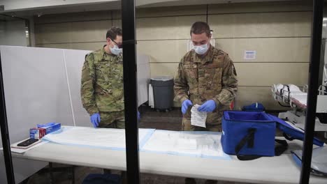 Soldados-Preparan-Las-Primeras-Vacunas-Covid-19-Para-Llegar-Y-Ser-Administradas-En-Base-Conjunta-San-Antonio-lackland,-Tx