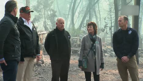 Us-President-Donald-Trump,-Flanked-By-Jerry-Brown-And-Gavin-Newsom-Speaks-At-The-Paradise-California-Wildfire