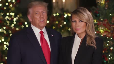 El-Presidente-Estadounidense-Donald-Trump-Y-La-Primera-Dama-Melania-Trump-Entregan-Un-Mensaje-De-Navidad-Desde-La-Casa-Blanca