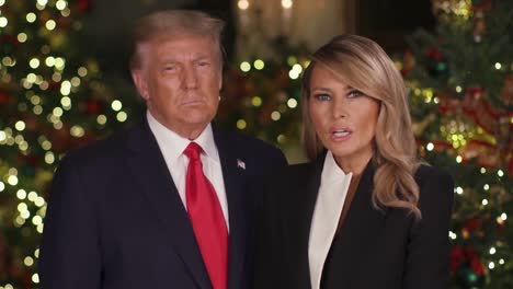 US-Präsident-Donald-Trump-Und-First-Lady-Melania-Trump-überbringen-Eine-Weihnachtsbotschaft-Aus-Dem-Weißen-Haus