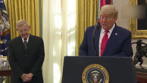 El-Presidente-Estadounidense-Donald-Trump-Presenta-La-Medalla-Presidencial-De-La-Libertad-Para-Entrenar-A-Lou-Holtz,-Oficial-Oval,-Casa-Blanca