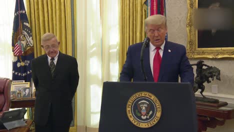 Coach-Lou-Holtz-Accepts-Presidential-Medal-Of-Freedom-From-Us-President-Donald-Trump-Oval-Officer,-White-House