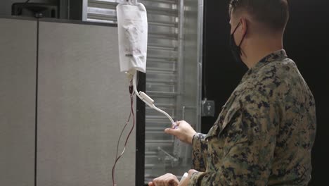 US-Marine-Krankenhausmitarbeiter-Führen-Im-Camp-Lejeune,-North-Carolina,-Ein-Valkyrie-Notfalltraining-Für-Vollbluttransfusionen-Durch