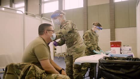 La-Guardia-Nacional-De-Indiana-Administra-La-Primera-Ronda-De-Vacunas-Pandémicas-Covid-19-Mediante-La-Inoculación-De-Soldados