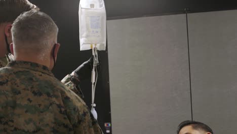 US-Marine-Krankenhausmitarbeiter-Führen-Im-Camp-Lejeune,-North-Carolina,-Ein-Valkyrie-Notfalltraining-Für-Vollbluttransfusionen-Durch
