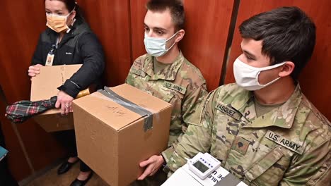 Soldaten-Der-West-Virginia-Nationalgarde-Erfüllen-Eine-Pfizer-Covid-19-Pandemie-impfungsanweisung-Eines-Gesundheitsdienstleisters