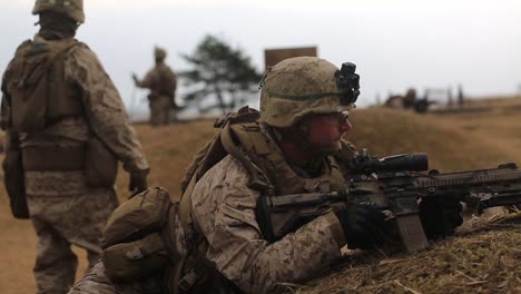 US-Marinesoldaten-üben-Taktische-Fähigkeiten-Und-Treffsicherheit-Der-Infanterieformation-Während-Einer-Live-Feuerübung,-Japan