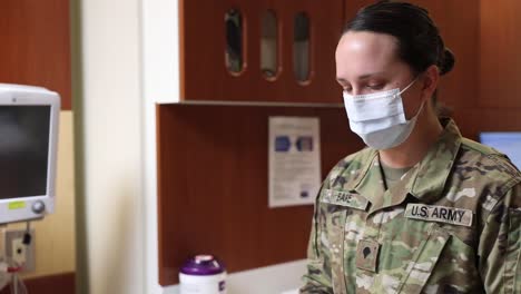 US-Armeepersonal,-Das-Gesichtsmasken-Trägt,-Wird-Der-Experimentelle-Covid-19-Impfstoff-Injiziert-Und-Geimpft