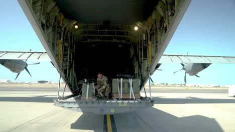 Los-Paracaidistas-De-La-Fuerza-Aérea-De-EE.-UU.-Se-Preparan-Para-Dejar-Caer-Bultos-Y-Hacer-Un-Salto-De-Halo-Desde-Un-C-130j-Super-Hercules,-África-Oriental
