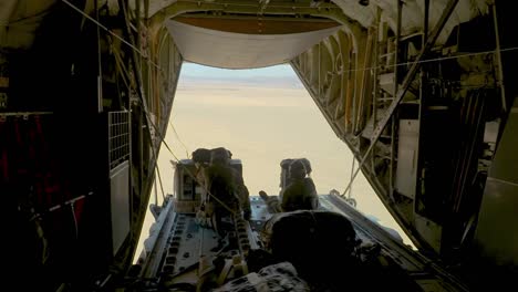 Besatzungsmitglieder-Der-US-Luftwaffe-Lassen-Fallschirmbündel-Von-Einer-C-130j-Super-Hercules-In-Ostafrika-über-Der-Wüste-Fallen