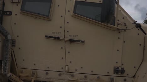 B-Rolle-Von-Uns-Marine-Joint-Light-Tactical-Vehicle,-Das-Durch-Ein-Schlammiges-Wasserhindernis-Auf-Okinawa,-Japan,-Pflügt