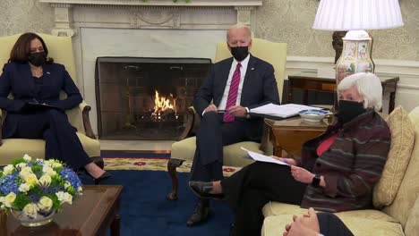 Janet-Yellen-Habla-Mientras-El-Presidente-Estadounidense-Joe-Biden-Observa,-Sobre-La-Necesidad-De-Un-Gran-Paquete-De-Estímulo-Económico-Pandémico