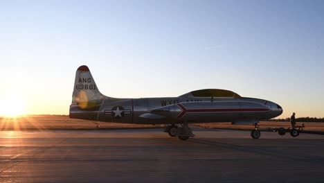 Wyoming-Air-National-Guard-Und-Zivilisten-Bringen-Einen-T-33-Shooting-Star-Jet-Zum-Wyoming-National-Guard-Museum