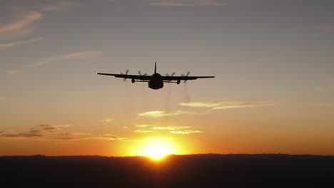C-130-Hercules,-153rd-Airlift-Wing,-Nationalgarde-Von-Wyoming-Fliegt-In-Den-Sonnenuntergang-Und-Setzt-Auf-Einer-Trainingsmission-Fackeln-Frei