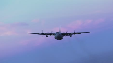 C-130-Hercules,-153rd-Airlift-Wing,-Guardia-Nacional-De-Wyoming-Vuela-Al-Anochecer,-Liberando-Bengalas-En-Misión-De-Entrenamiento