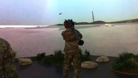 Ein-Soldat-Der-US-Armee-Zielt-Während-Einer-Virtual-Reality-Simulation-Mit-Einer-Von-Der-Schulter-Abgefeuerten-Stinger-Rakete-Auf-Einen-Feindlichen-Hubschrauber