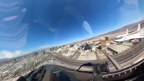 Cockpit-Aufnahmen-Der-US-Luftwaffe-Von-Thunderbird-Düsenjägerflugzeug-Und-Flugakrobaten-Teamflug-Des-Piloten,-Las-Vegas-NV