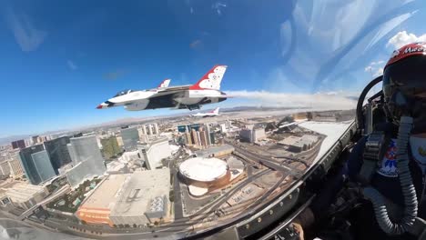Cockpit-Aufnahmen-Der-US-Luftwaffe-Von-Thunderbird-Düsenjägerflugzeug-Und-Flugakrobaten-Teamflug-Des-Piloten,-Las-Vegas-NV