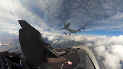 Cockpit-Aufnahmen-Der-US-Luftwaffe-Des-Luftakrobaten-Teams-Von-Thunderbird-Düsenflugzeugen,-Das-Im-Flug-Tankt,-Denver-Co