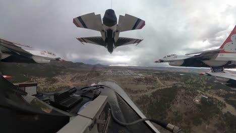 Cockpit-Aufnahmen-Der-US-Luftwaffe-Von-Thunderbird-Düsenjägerflugzeug-Und-Flugakrobaten-Teamflug-Des-Piloten,-Denver-Co