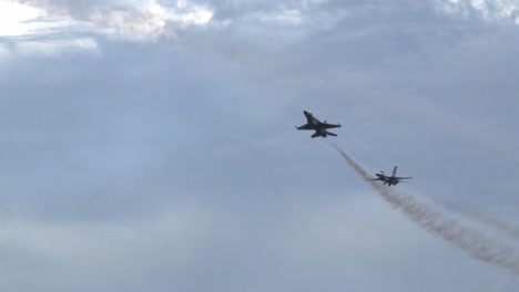 Us-Air-Force-Thunderbird-Kampfjet-Luftakrobatikteam-Cockpitaufnahmen,-Bodenpersonal,-Flugschau,-Formationsflug