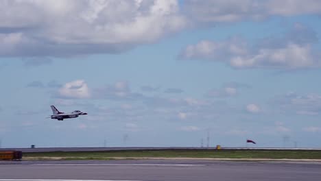 Us-Air-Force-Thunderbird-Kampfjet-Luftakrobatik-Team-Zeitlupe,-Zeitraffer,-Bodenpersonal,-Flugshow,-Fliegen
