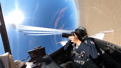 Cockpitaufnahmen-Der-US-Luftwaffe-Von-Thunderbird-Kampfflugzeugen,-Die-In-Formation-Fliegen,-Und-Luftbildfotograf
