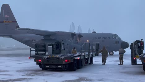 Minnesota-National-Guard-C-130h-Hercules-Flugzeuge-Taxis-Im-Schnee-Am-Flughafen-Minneapolis-Saint-Paul