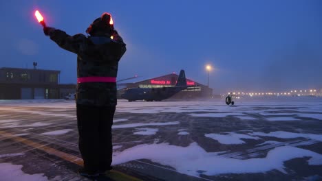 C-130h-Hercules-flugzeuge-Der-Minnesota-Nationalgarde-Kommen-Während-Der-Dunkelheit-Am-Flughafen-Minneapolis-Saint-Paul-An