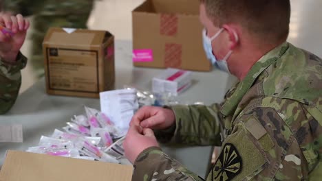 Soldados-Médicos-Del-Ejército-Estadounidense-Ensamblan-Jeringas-Para-Inocular-E-Inyectar-A-Las-Personas-Vacunas-Pandémicas-Covid-19