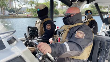 US-Zoll--Und-Grenzschutzbeamte-In-Einer-Kleinen-Bootsfahrt-Am-Wasser-Von-Tampa-Bay,-Die-Super-Bowl-Sicherheit-Bietet