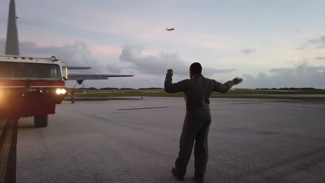 Ein-Flieger-Der-US-Luftwaffe-Auf-Dem-Asphalt-Der-Luftwaffenbasis-Andersen-Lädt-Ein-Feuerwehrauto-Auf-Das-Flugzeug-C-130-Hercules,-Guam