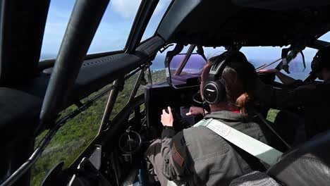 Cockpitaufnahmen,-US-Air-Force-Piloten-Landen-Ein-C-130-Hercules-Flugzeug-Auf-Einer-Von-Bäumen-Gesäumten-Landebahn-In-Angar,-Palau,-Guam