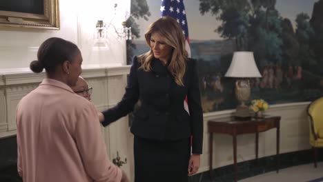 First-Lady-Melania-Trump-Empfängt-Stand-Der-Union-Gäste,-Einschließlich-Rush-Limbaugh,-Grüße-Und-Handshakes
