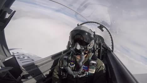 Cockpitansicht-Eines-Piloten-Der-US-Luftwaffe-Während-Eines-Übungsfluges-In-Geringer-Höhe-In-Der-Nähe-Der-Luftwaffenbasis-Lachlin,-Texas