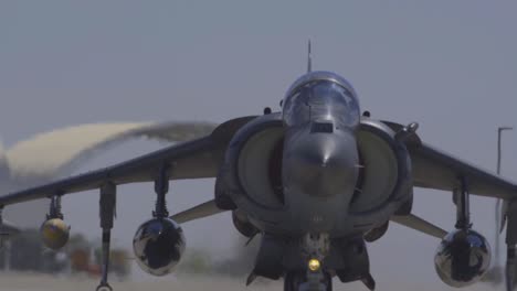 Us-Marine-Corps-Av-8b-Harrier-Ii-Flugzeuge-Rollen-Während-Des-Taktischen-Luftkampfs,-Waffen--Und-Taktiktraining,-Az