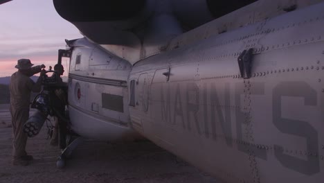 Los-Marines-Estadounidenses-Llevan-A-Cabo-Tiroteo-De-Helicópteros-Objetivo-Móvil-Aire-tierra-Y-Entrenamiento-Táctico,-Aeródromos-De-Blue-Mountain,-Ca