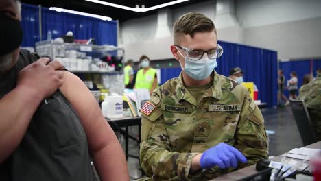 Oregon-National-Guard-Covid-19-Impfstoffverteilung,-Massenimpfstandort-Im-Kongresszentrum-Von-Oregon,-Portland-Oder