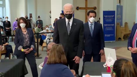 El-Presidente-Estadounidense-Joe-Biden,-Jeff-Zients-Visitan-El-Sitio-De-Vacunación-Comunitaria-Covid-19-Durante-Las-Inoculaciones-Pandémicas