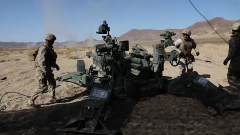 Us-Marine-Artillery-Battery-Fire-M777-Schleppte-155-mm-haubitze-Live-Fire-Defensive-Combat-Drill,-Ninenn-Palms,-Ca