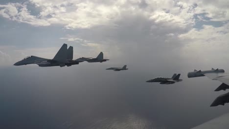 Flugzeuge-Des-Carrier-Air-Wing-11-Und-Der-Royal-Malaysia-Air-Force-Fliegen-über-Theodore-Roosevelt-Carrier-Strike-Group