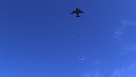 Paracaidistas-Aerotransportados-De-La-82.ª,-Todas-Mujeres-Lanzadas-Desde-El-Aire,-Incluida-La-Tripulación-Aérea-Y-Los-Saltadores,-Saltan-Desde-C-17-Globemasters